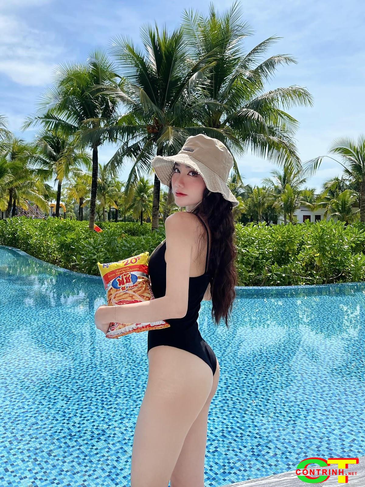 anh-tuyet-nguyen-mac-bikini-mot-manh-khoe-vong-ba